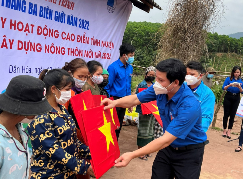 Đại diện Ban thường vụ Tỉnh đoàn trao tặng cờ tổ quốc cho người dân bản K-ai.