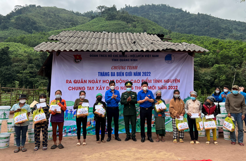 Đại diện các đơn vị trao tặng quà cho người dân bản K-ai.