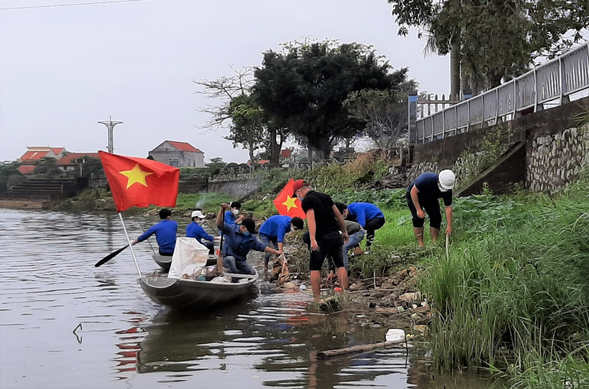 ĐVTN tham gia vệ sinh môi trường.