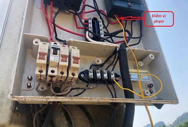 Một công tơ điện đang bị “câu” trộm điện