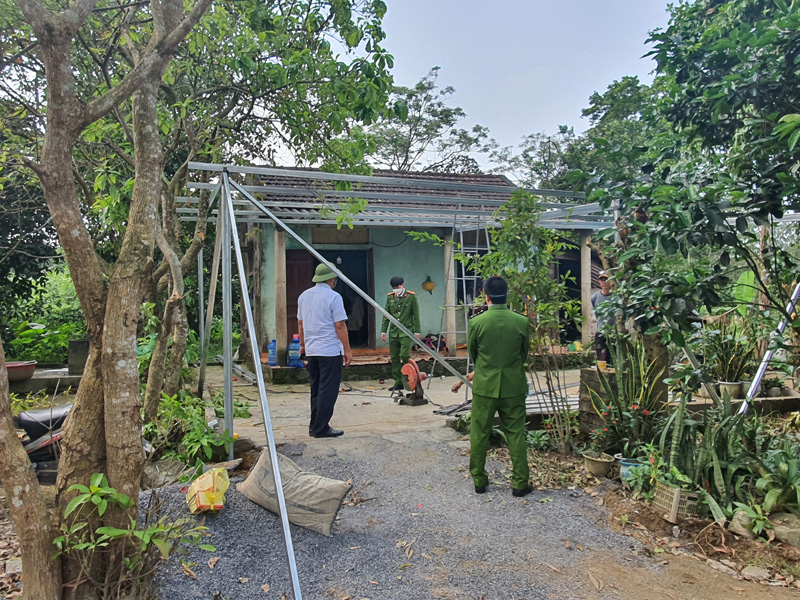 Cán bộ công chức Địa chính-Xây dựng phối hợp với Công an xã kiểm tra việc xây dựng tại một hộ gia đình.