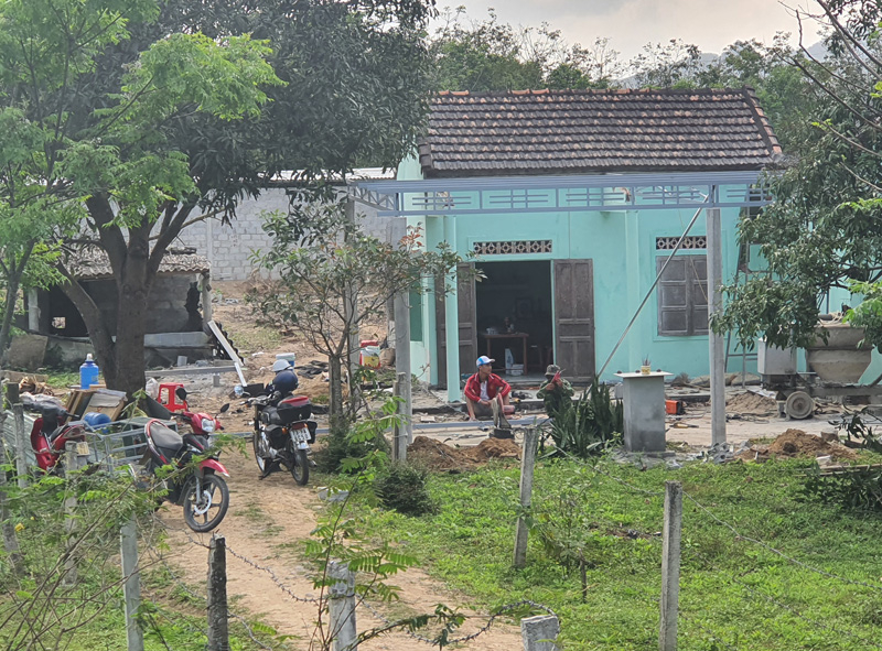 Dàn mát trước nhà của một hộ dân đang được gấp rút thi công.