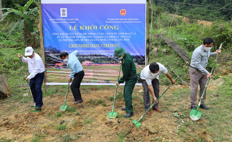 Các đại biểu tham gia động thổ, khởi công công trình.