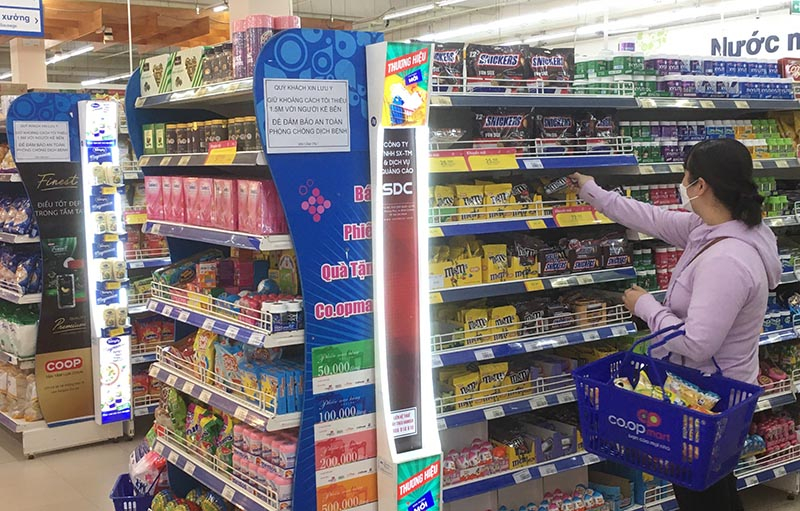 Người tiêu dùng mua sắm tại siêu thị Co.opmart Quảng Bình.