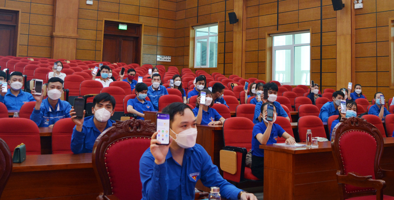 100% đoàn viên thanh niên tham dự buổi lễ hoàn thành cài đặt ứng dụng “Đong Hoi SmartCity” trên điện thoại di động.