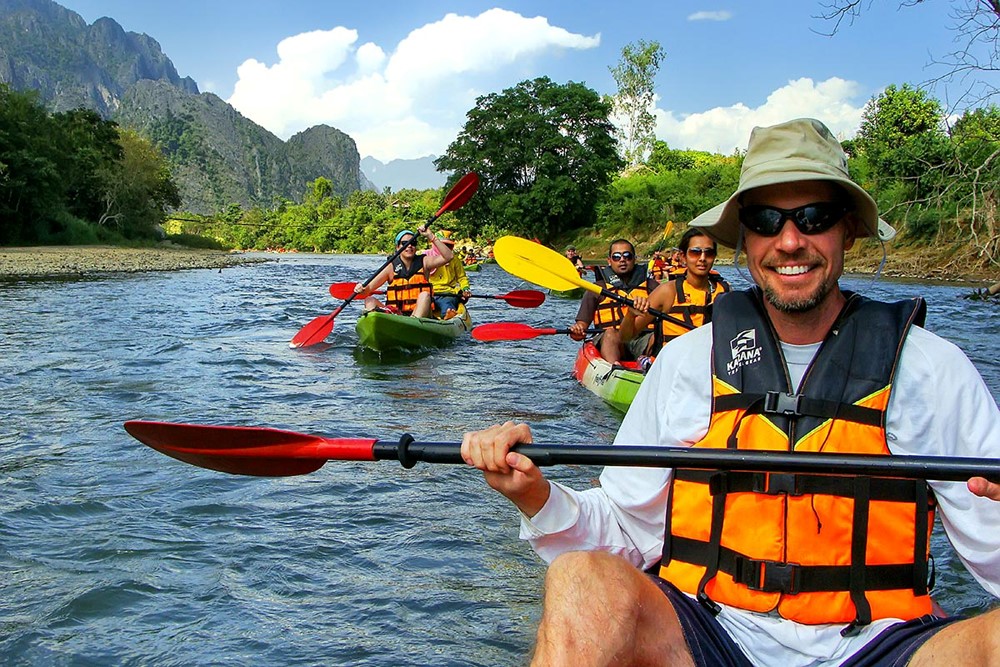 Khách du lịch quốc tế hào hứng với những tour du lịch trải nghiệm tại Việt Nam.