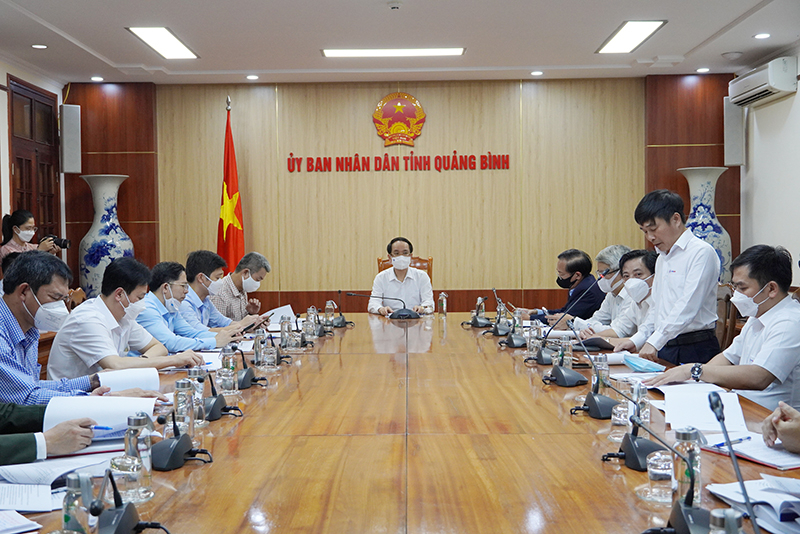 Đại diện đơn vị chủ đầu tư báo cáo tình hình triển khai các dự án điện