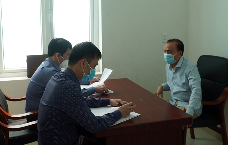 Cán bộ Ban Nội chính Tỉnh ủy hướng dẫn, giải thích cho công dân đăng ký tham gia buổi tiếp và đối thoại với công dân.