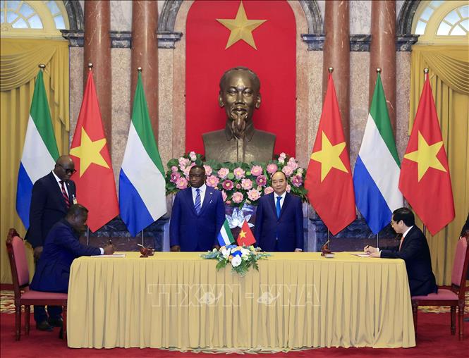 Chủ tịch nước Nguyễn Xuân Phúc và Tổng thống nước Cộng hòa Sierra Leone Julius Maada Bio chứng kiến lễ ký kết hợp tác giữa hai nước. Ảnh: Thống Nhất/TTXVN