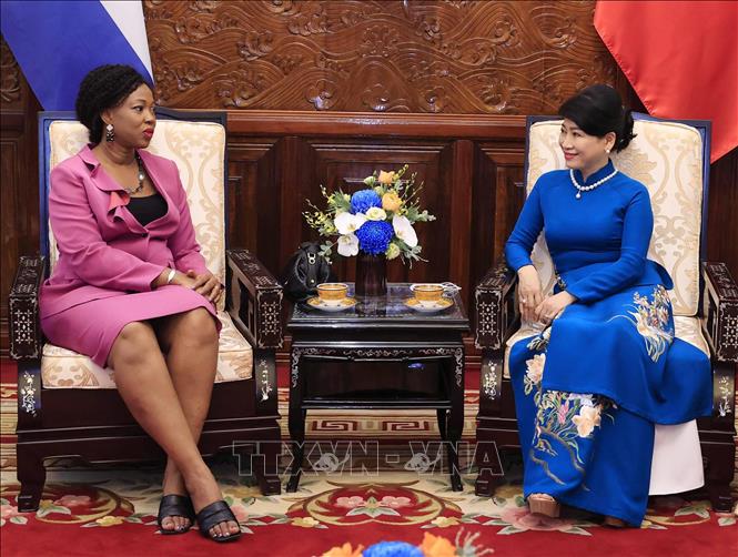 Phu nhân Chủ tịch nước Nguyễn Xuân Phúc tiếp riêng Phu nhân Tổng thống Cộng hòa Sierra Leone tại Lễ đón. Ảnh: Thống Nhất/TTXVN