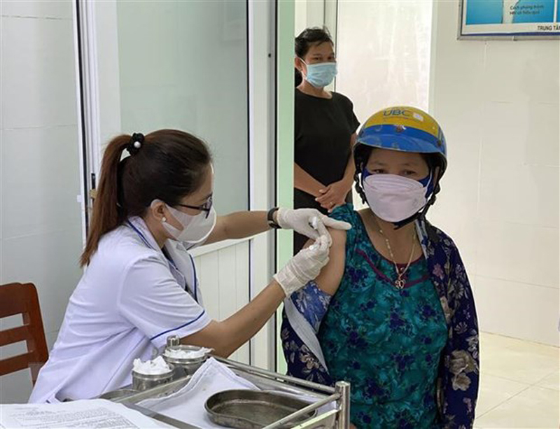 Tiêm vaccine ngừa COVID-19. (Nguồn: TTXVN)