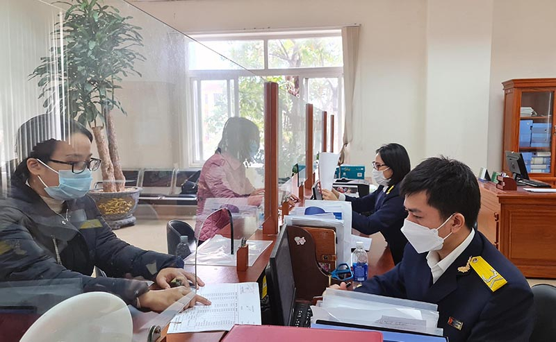 Cục Thuế tỉnh hỗ trợ người nộp thuế tìm hiểu, đăng ký sử dụng hóa đơn điện tử.