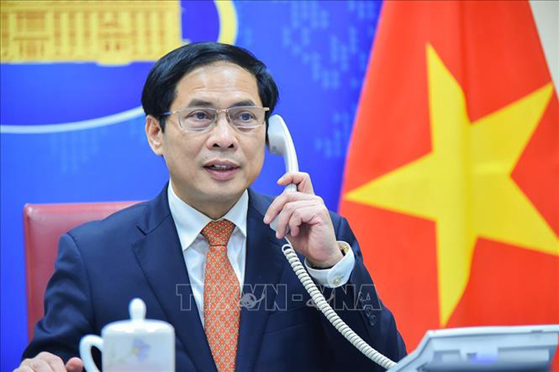 Bộ trưởng Bộ Ngoại giao Bùi Thanh Sơn điện đàm với Bộ trưởng Ngoại giao Liên bang Nga Sergey Lavrov. Ảnh: TTXVN phát