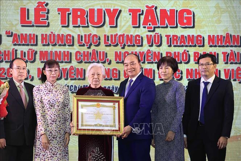 Chủ tịch nước Nguyễn Xuân Phúc trân trọng trao Danh hiệu Anh hùng Lực lượng vũ trang nhân dân cho đại diện gia đình đồng chí Lữ Minh Châu.