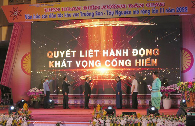 Các đại biểu bấm nút Lễ phát động và triển khai công tác của ngành Văn hóa, Thể thao và Du lịch Xây dựng môi trường văn hóa cơ sở và công tác tổ chức cán bộ.( Ảnh: Dư Toán/TTXVN)