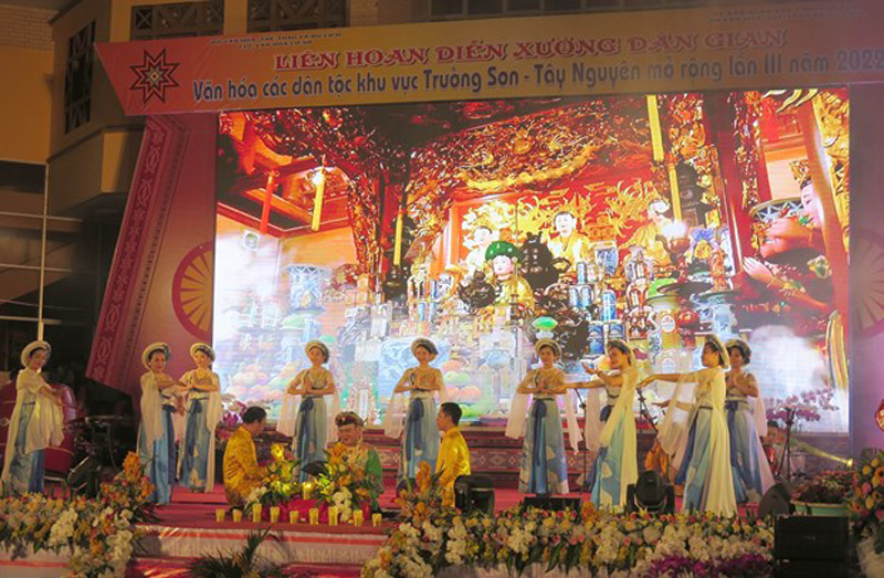 Tiết mục trình diễn nghệ thuật của các nghệ nhân, nghệ sĩ tham gia Liên hoan. (Ảnh: Dư Toán/TTXVN)