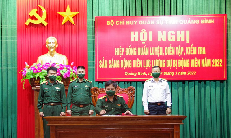 Đồng chí Phó Chỉ huy trưởng-Tham mưu trưởng Hoàng Xuân Đông, đại diện đơn vị giao nguồn ký kết Biên bản hiệp đồng huấn luyện, diễn tập, kiểm tra sẵn sàng động viên lực lượng dự bị động viên năm 2022.