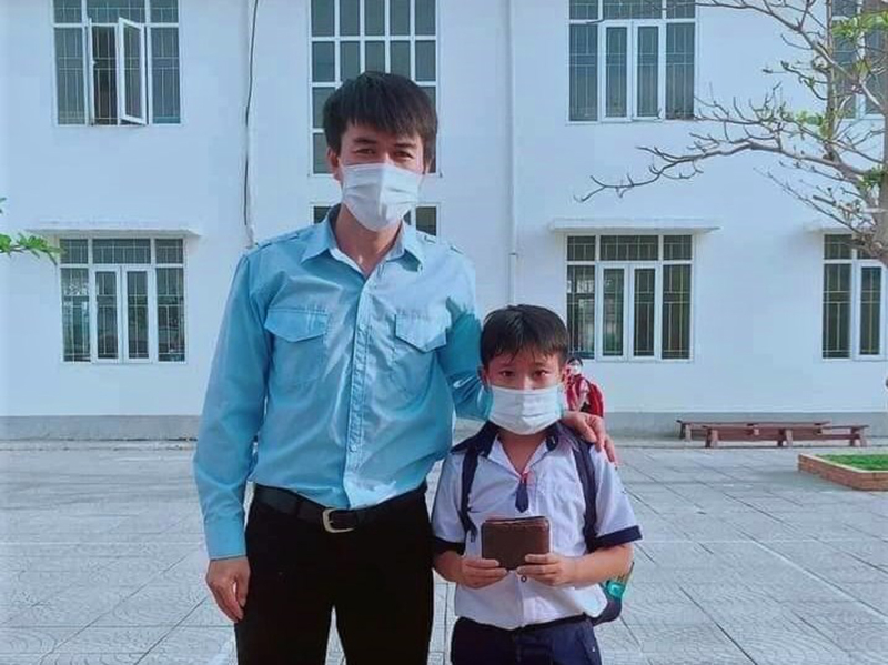 Sau khi nhặt được ví tiền, em Đoàn Ngọc Huy đã gặp thầy giáo của trường để tìm trả lại cho người đánh rơi