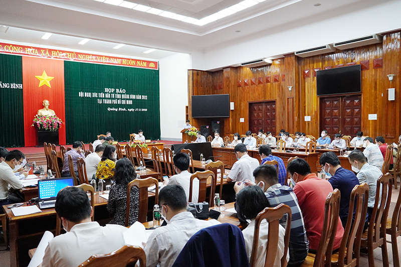Đông  đảo phóng viên thường trú trên địa bàn và đại diện các cơ quan báo chí địa phương tham dự buổi họp báo.