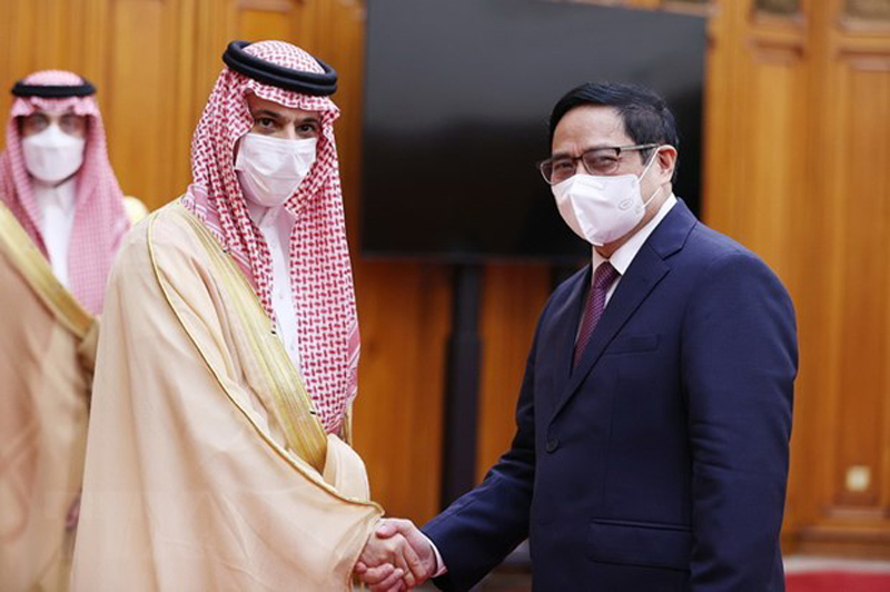Thủ tướng Phạm Minh Chính tiếp Bộ trưởng Ngoại giao Saudi Arabia Faisal Bin Farhan Al Saud. (Ảnh: Dương Giang/TTXVN)