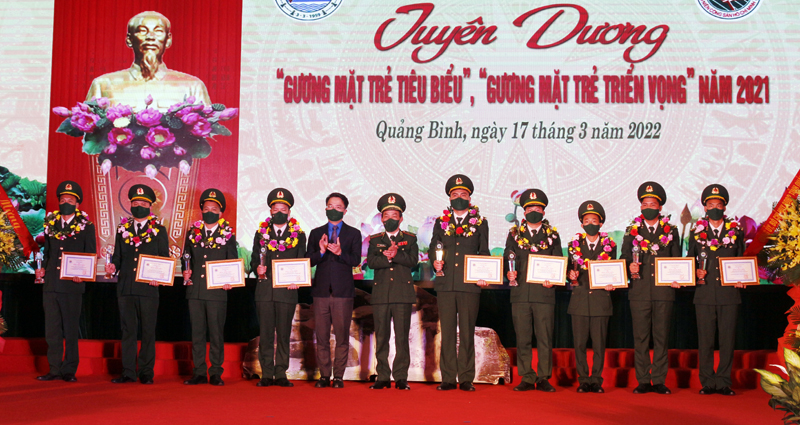 Trung tướng Đỗ Danh Vượng và lãnh đạo Trung ương Đoàn Thanh niên Cộng sản Hồ Chí Minh tuyên dương 10 “Gương mặt trẻ tiêu biểu” và 10 “Gương mặt trẻ triển vọng” BĐBP năm 2021. 