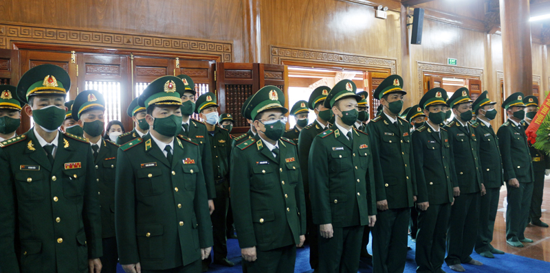 Buổi sáng cùng ngày, Đoàn công tác của BĐBP và các đại biểu dâng hương tại Đền thờ Bác Hồ và các Anh hùng liệt sĩ.