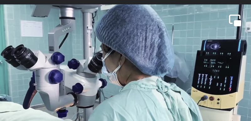 Bác sỹ và bệnh nhân đang được nghe nhạc trong lúc phẫu thuật.