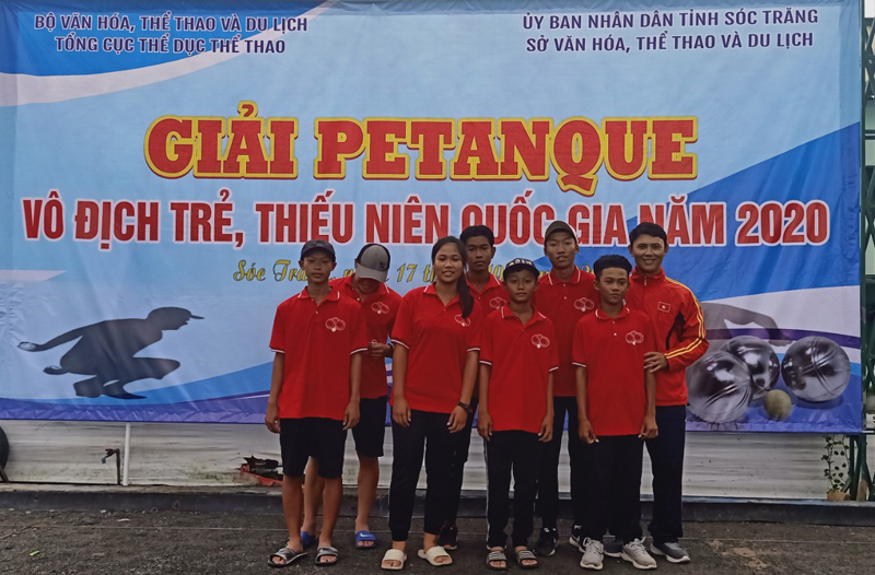 Các VĐV tham gia giải bi sắt (petanque) vô địch trẻ và thiếu niên quốc gia năm 2020.