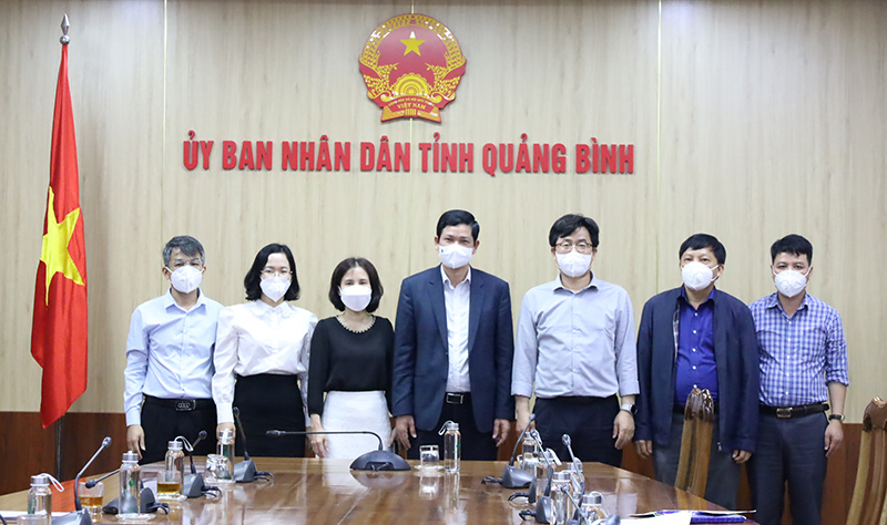 Đồng chí Phó Chủ tịch UBND tỉnh chụp hình lưu niệm cùng đoàn công tác thành phố Yeongju.