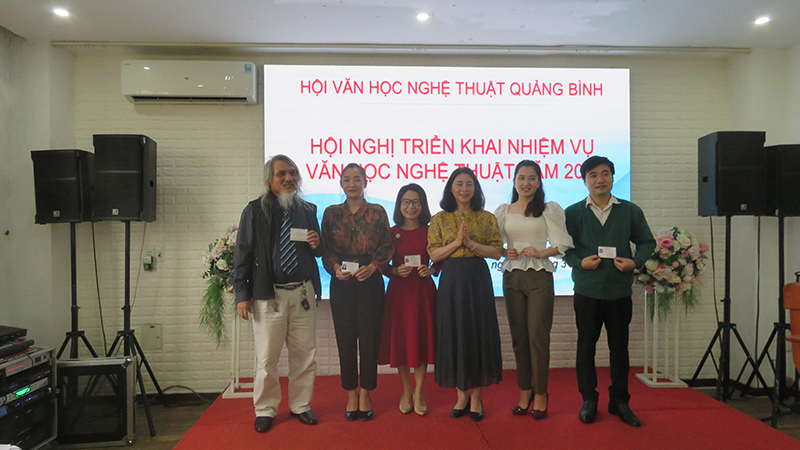 Hội VHNT trao thẻ hội viên cho các hội viên mới.