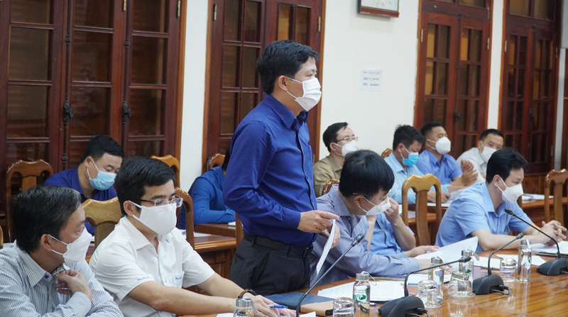 Đại diện VNPT trao đổi về việc phối hợp chỉnh trang cáp thông tin của đơn vị.