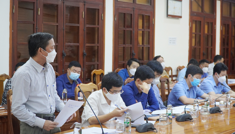 Đại diện lãnh đạo huyện Lệ Thủy phát biểu về những bất cập, hạn chế trong công tác chỉnh trang cáp thông tin trên địa bàn.