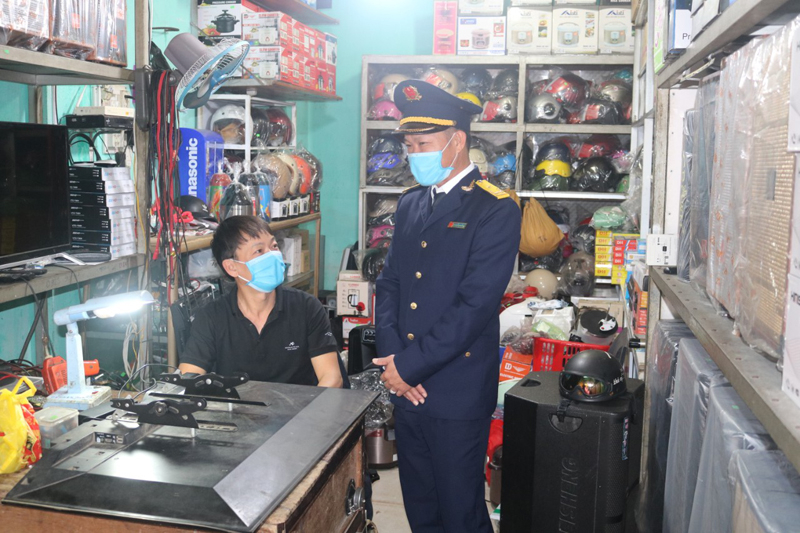 Cán bộ Thuế Bố Trạch tuyên truyền, kiểm tra việc nộp thuế của các đơn vị, doanh nghiệp trên địa bàn.