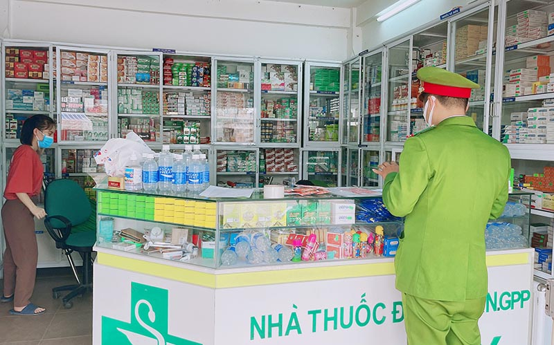 Cơ sở kinh doanh kit test nhanh Covid-19 và thực phẩm chức năng không rõ nguồn gốc bị phát hiện.
