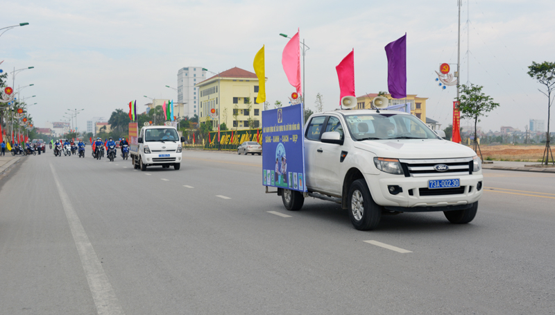Các lực lượng diễu hành cổ động tuyên truyền trên các tuyến đường chính trên địa bàn thành phố.