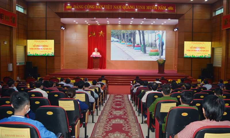 Các đại biểu xem phóng sự tuyên truyền về thực hiện văn minh đô thị trên địa bàn thành phố.
