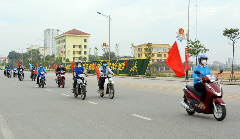 Các lực lượng diễu hành cổ động tuyên truyền trên các tuyến đường chính trên địa bàn thành phố.