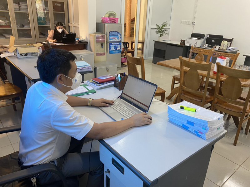 Cán bộ PC Quảng Bình đang hướng dẫn người dân cấp điện trung áp một cửa liên thông điện tử cấp độ 4 trên cổng dịch vụ công trực tuyến tỉnh Quảng Bình