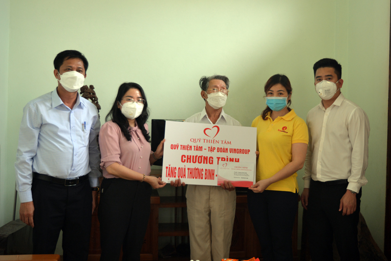  Lãnh đạo TP. Đồng Hới và Quỹ Thiện Tâm trao quà cho thương binh Hoàng Chính Hoài, ở phường Đức Ninh Đông.