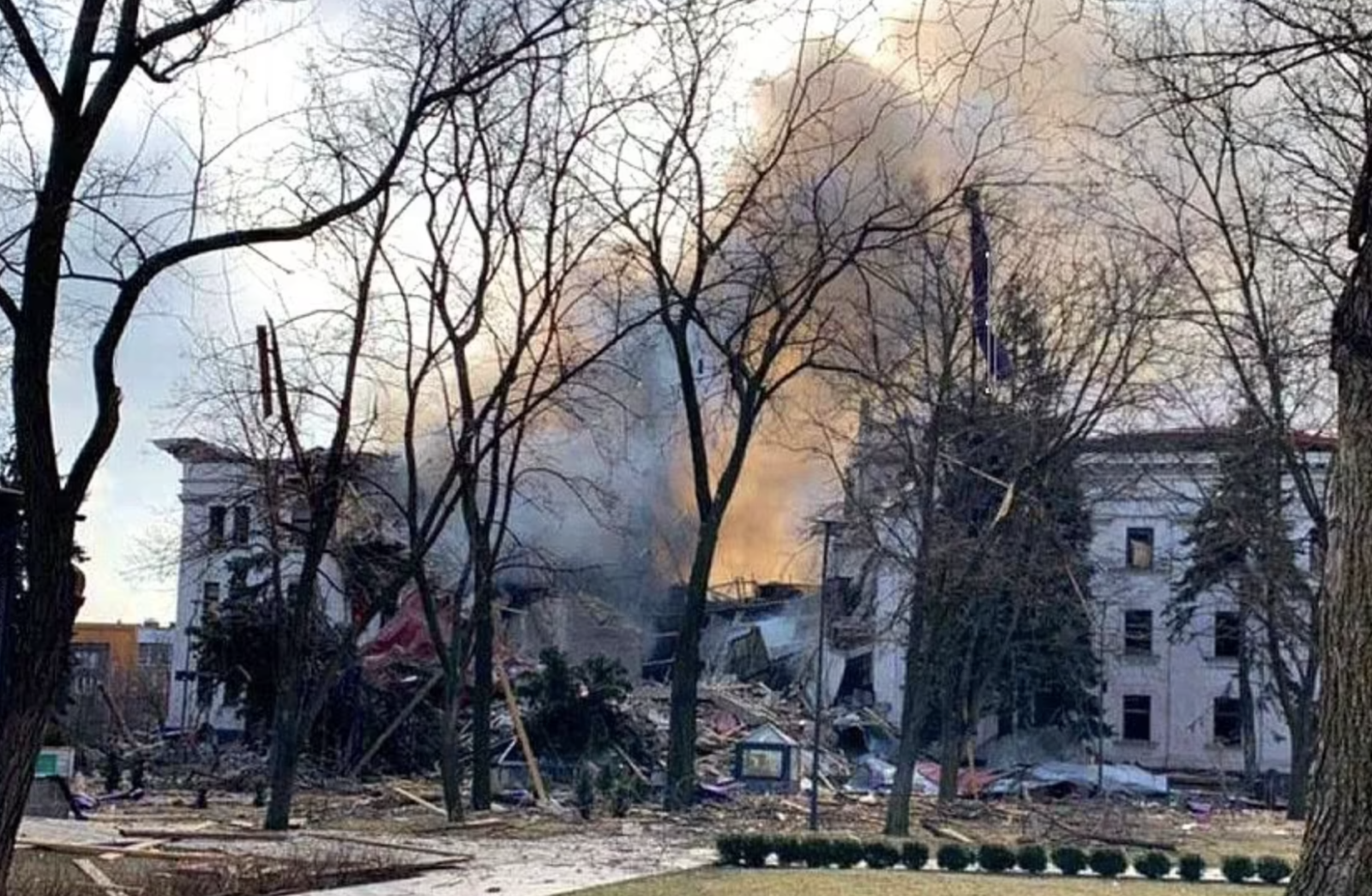 Nhà hát tại thành phố cảng Mariupol bị đánh sập trong chiến sự vào ngày 16/3/2022. Ảnh: Reuters 
