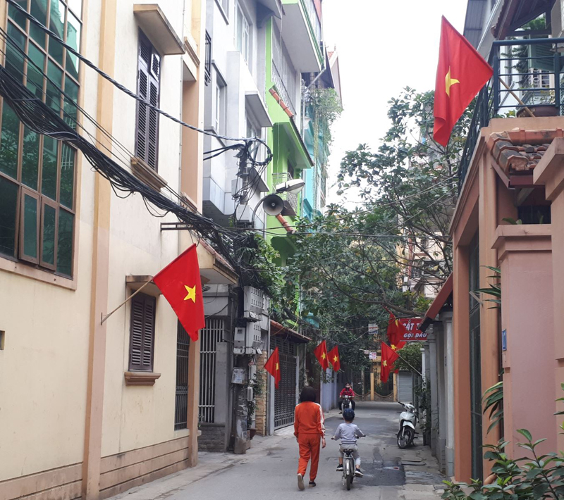 Người dân Hà Nội treo cờ vào dịp vào các ngày lễ.