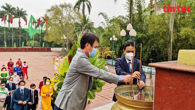 Thứ trưởng Bộ Văn hóa, Thể thao và Du lịch Hoàng Đạo Cương cùng đại diện đoàn thể thao VN dâng hương tưởng niệm Bác Hồ tại Trung tâm HLTTQG 1 Hà Nội.