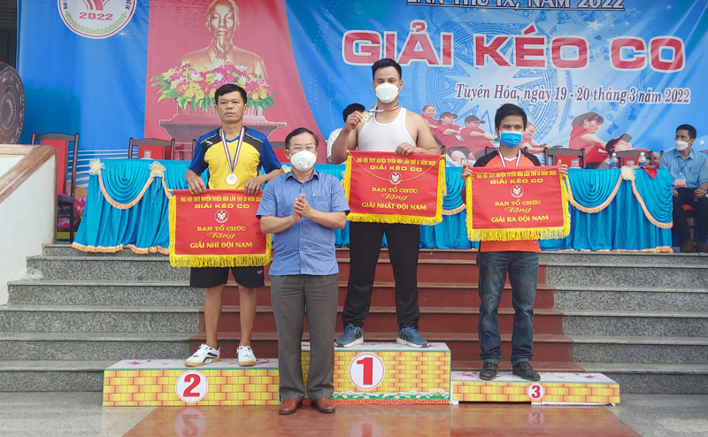 Ban tổ chức trao giải nhất, nhì, ba nội dung kéo co nam