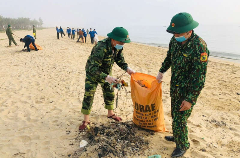 Tho gom rác khu vực biển và ven sông.