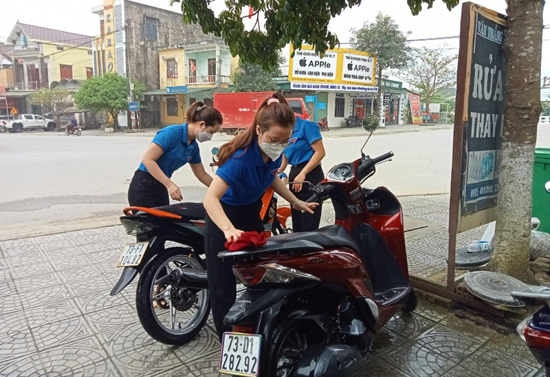 ĐVTN rửa xe gây quỹ.