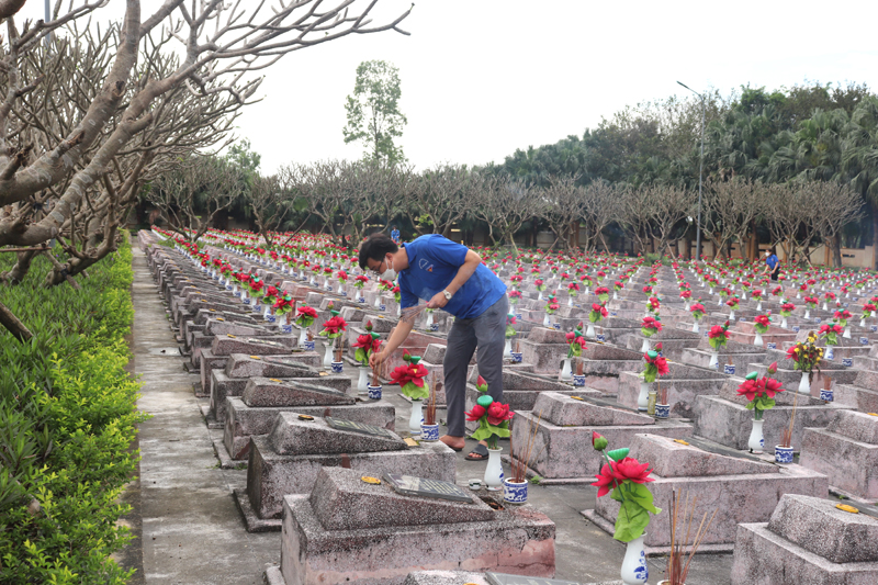 Dâng hương tại nghĩa trang liệt sỹ.