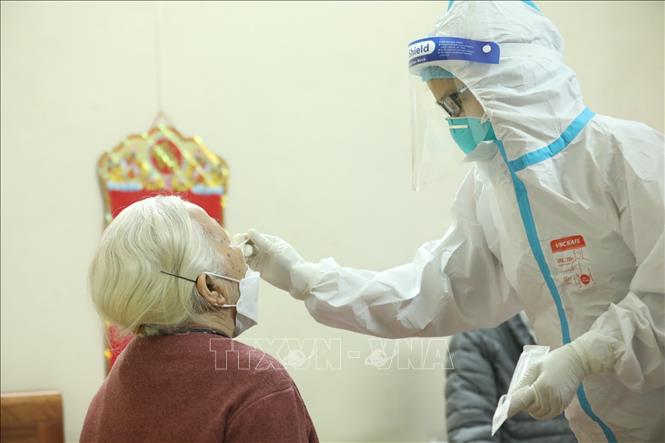 Nhân viên y tế lấy mẫu xét nghiệm COVID-19 cho người dân phường Cửa Đông (quận Hoàn Kiếm, Hà Nội). Ảnh minh họa: Minh Quyết/TTXVN