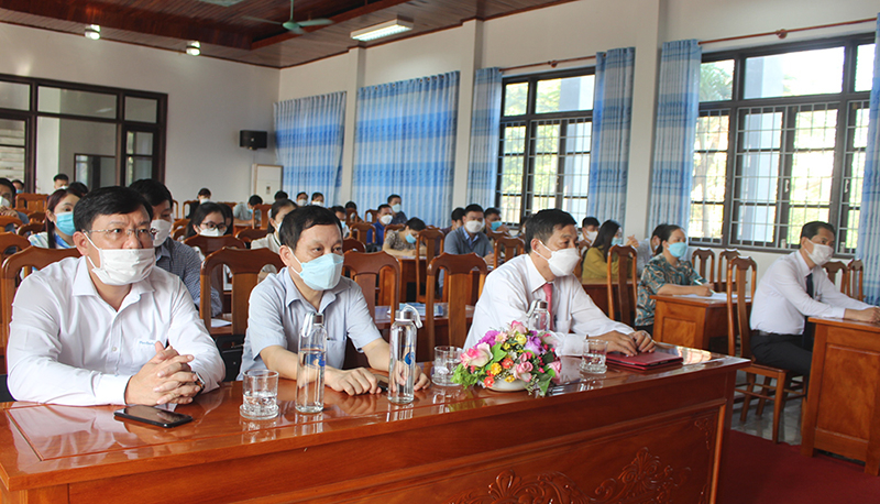  Các đại biểu tham dự tại lễ khai giảng.