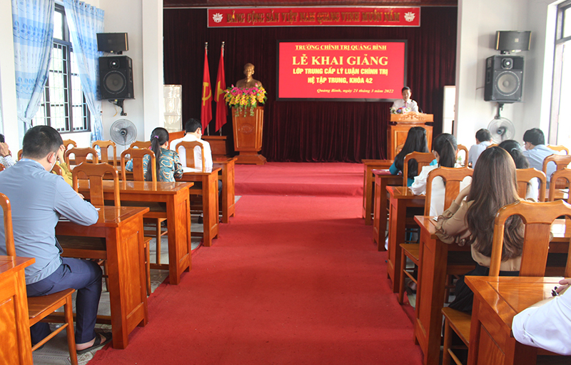  Toàn cảnh lễ khai giảng.