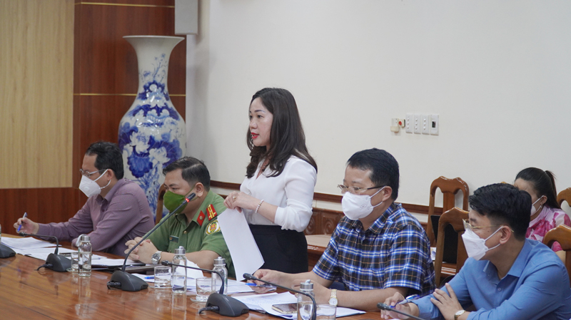 Đại diện lãnh đạo Sở Tư pháp trao đổi về vấn đề cấp lý lịch tư pháp cho người lao động.